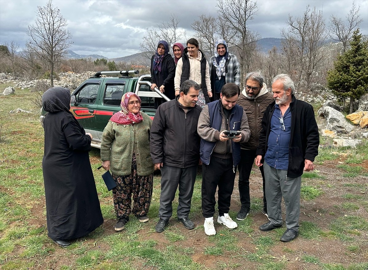 Antalya'nın Akseki ilçesinde sokak köpeklerinden korkarak kaçan 25 keçi, köylülerin ve jandarmanın...