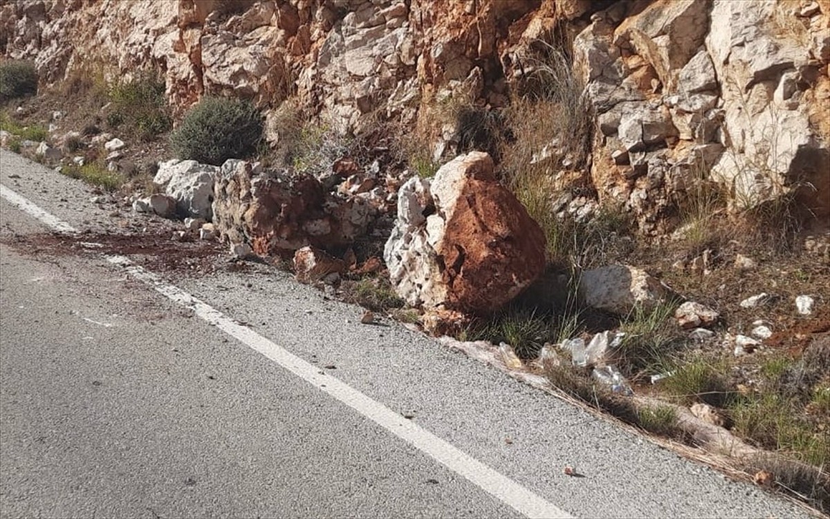 Antalya'nın Kaş ilçesinde D400 kara yoluna düşen kaya parçaları, ekipler tarafından...