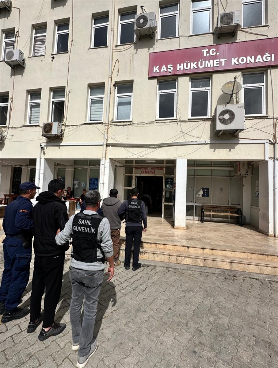 Antalya'nın Kaş ilçesinde göçmen kaçakçılığı yaptıkları iddiasıyla gözaltına alınan 2 zanlı...