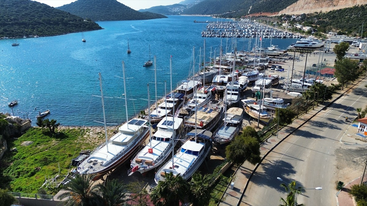 Antalya'nın Kaş ilçesinde kış döneminde bakım ve onarım için karaya çekilen tur tekneleri, yaz...