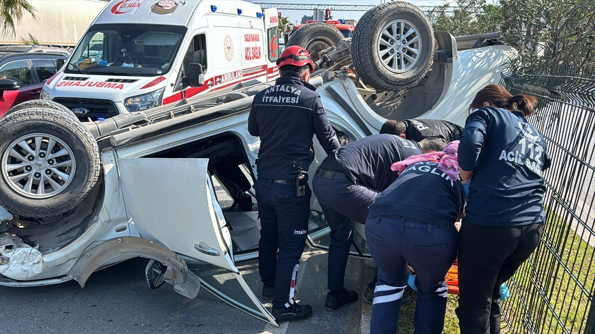 Antalya'nın Kepez ilçesinde palmiye ağaçlarına çarptıktan sonra ters dönen araçta sıkışan kişi...