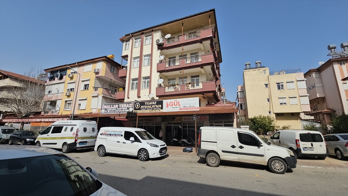 Antalya'nın Manavgat ilçesinde apartmanın üçüncü katından düşen kişi yaşamını yitirdi.