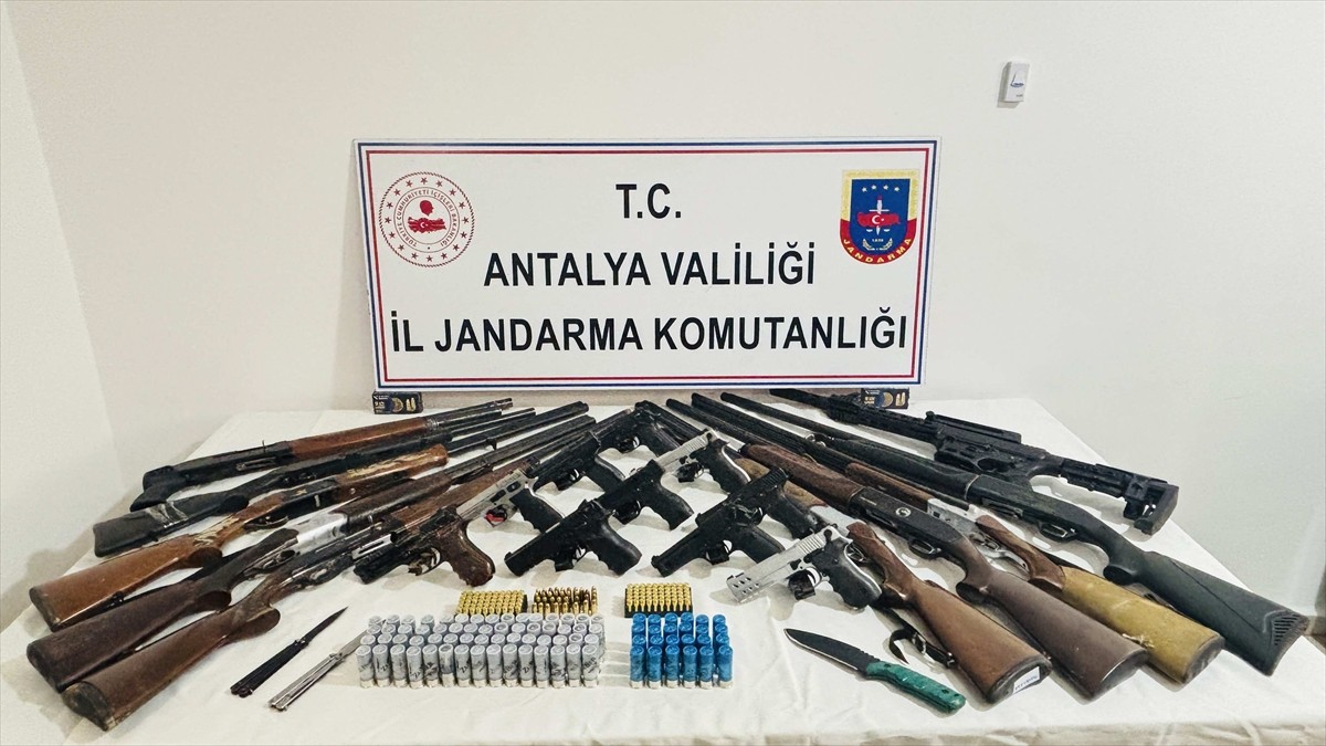 Antalya'nın Manavgat ilçesinde düzenlenen silah kaçakçılığı operasyonunda 10 şüpheli gözaltına...