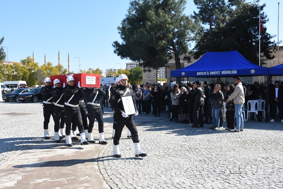 Antalya'nın Muratpaşa ilçesinde trafik kazasında yaralanan ve kaldırıldığı hastane hayatını...