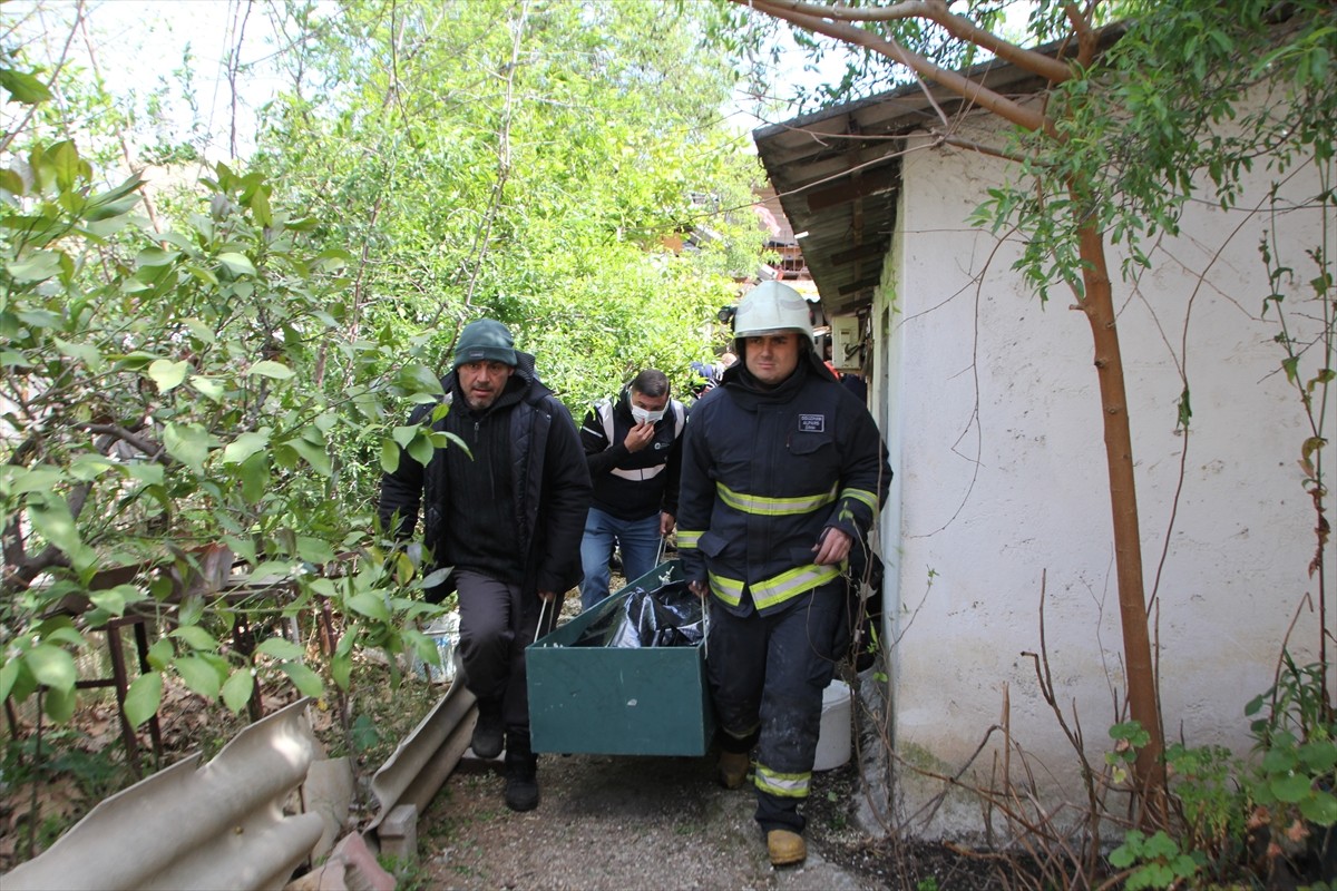 Antalya'nın Serik ilçesinde bir evde çıkan yangında 73 yaşındaki kadın yaşamını yitirdi. Sevim...