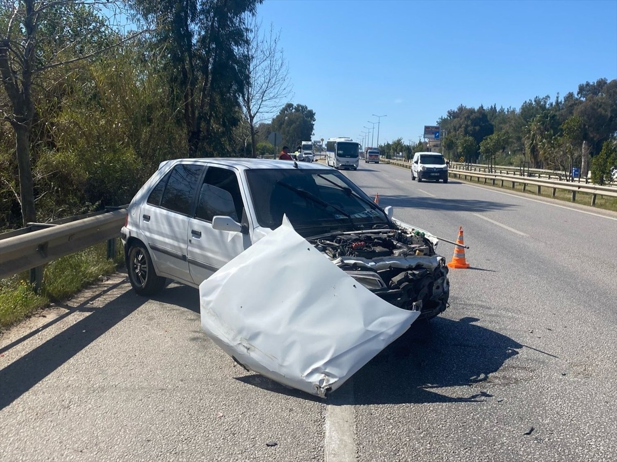 Antalya'nın Serik ilçesinde kontrolden çıkarak bariyerlere çarpan otomobilin sürücüsü...