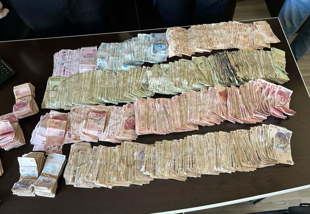 Antalya'nın Serik ilçesinde, zabıta ekiplerince dilencilik yaptığı belirlenen kadının üzerinden 45...