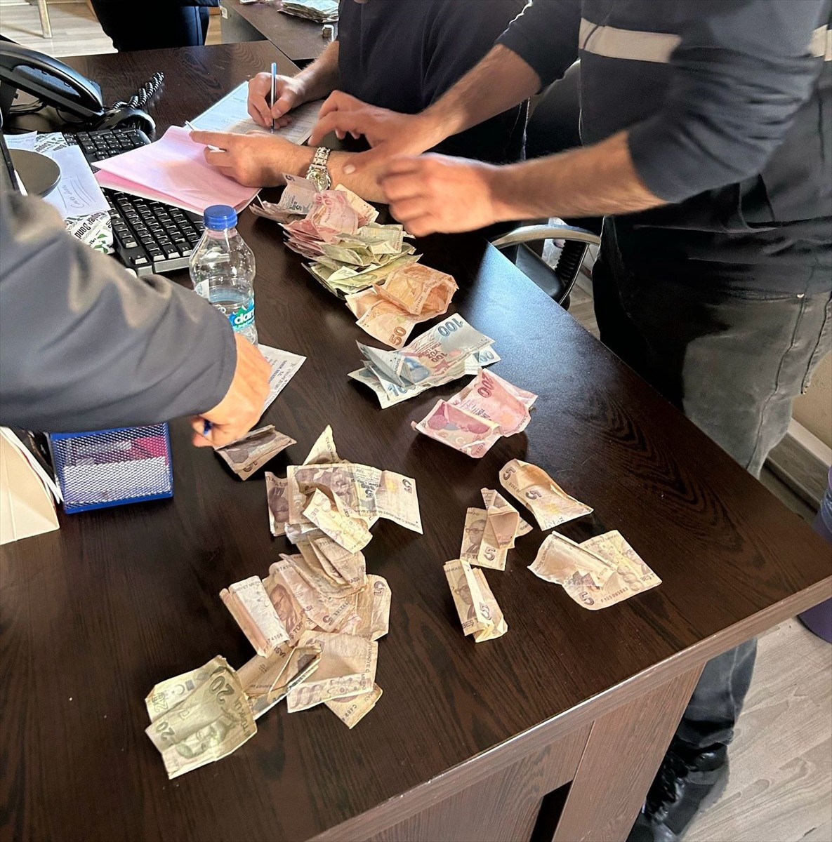 Antalya'nın Serik ilçesinde zabıta ekiplerince yapılan dilenci operasyonunda yakalanan 17 kişinin...