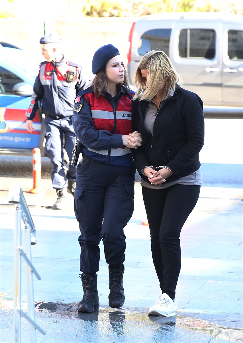 Antalya merkezli suç örgütüne yönelik operasyonda Alanya ilçesinde gözaltına alınan 7 şüpheli...