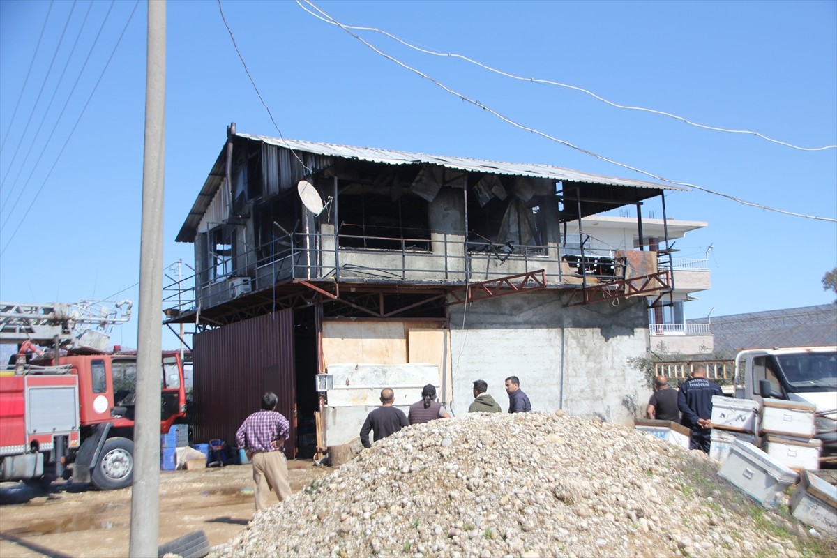 Antalya’nın Serik ilçesinde evde çıkan yangında ayakları yanan bir kişi hastaneye...