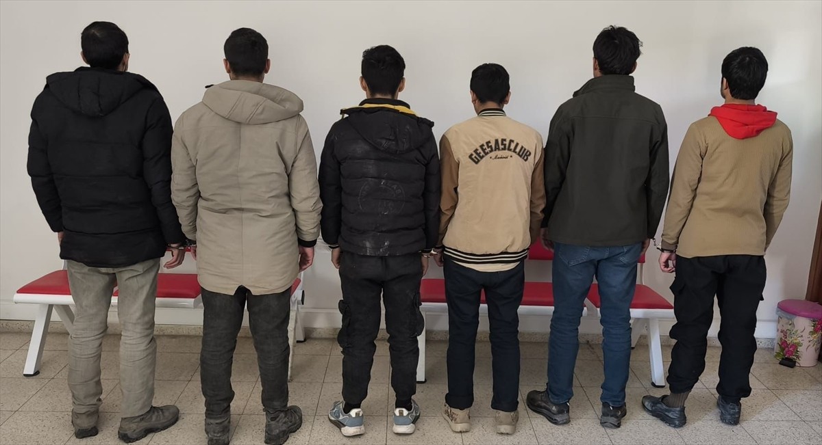 Ardahan'da yasa dışı yollarla yurda girdiği belirlenen 6 düzensiz göçmen yakalandı. Yabancı...