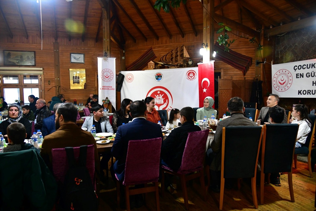 Ardahan Valisi Hayrettin Çiçek, koruyucu ailelerle iftar programında bir araya geldi.