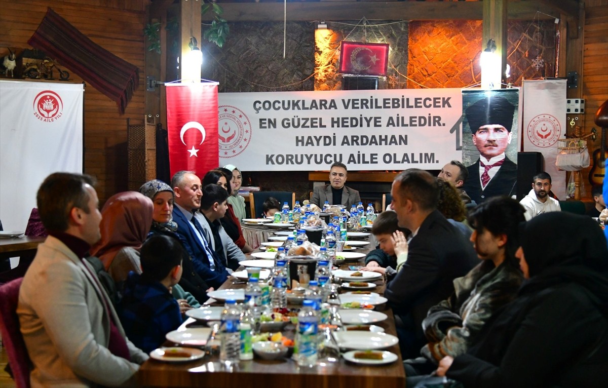 Ardahan Valisi Hayrettin Çiçek, koruyucu ailelerle iftar programında bir araya geldi.