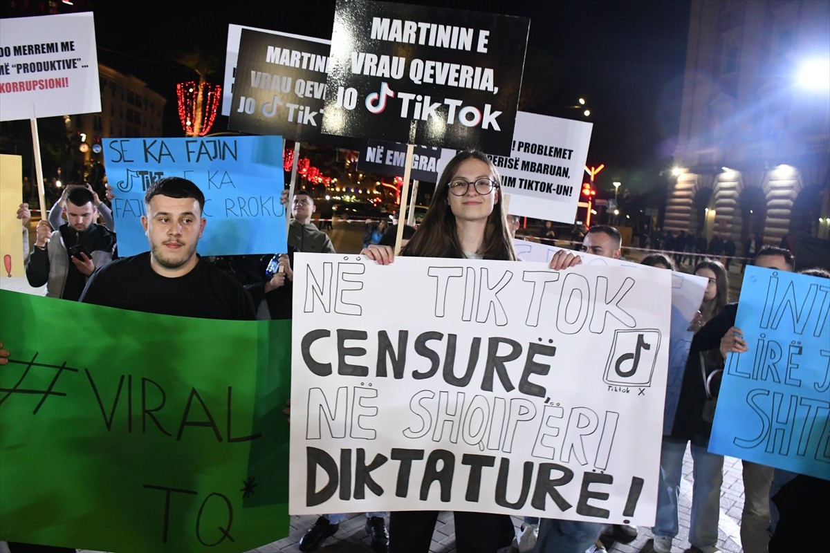 Arnavutluk'ta, Çin merkezli sosyal paylaşım platformu TikTok'un erişime kapatılması protesto...