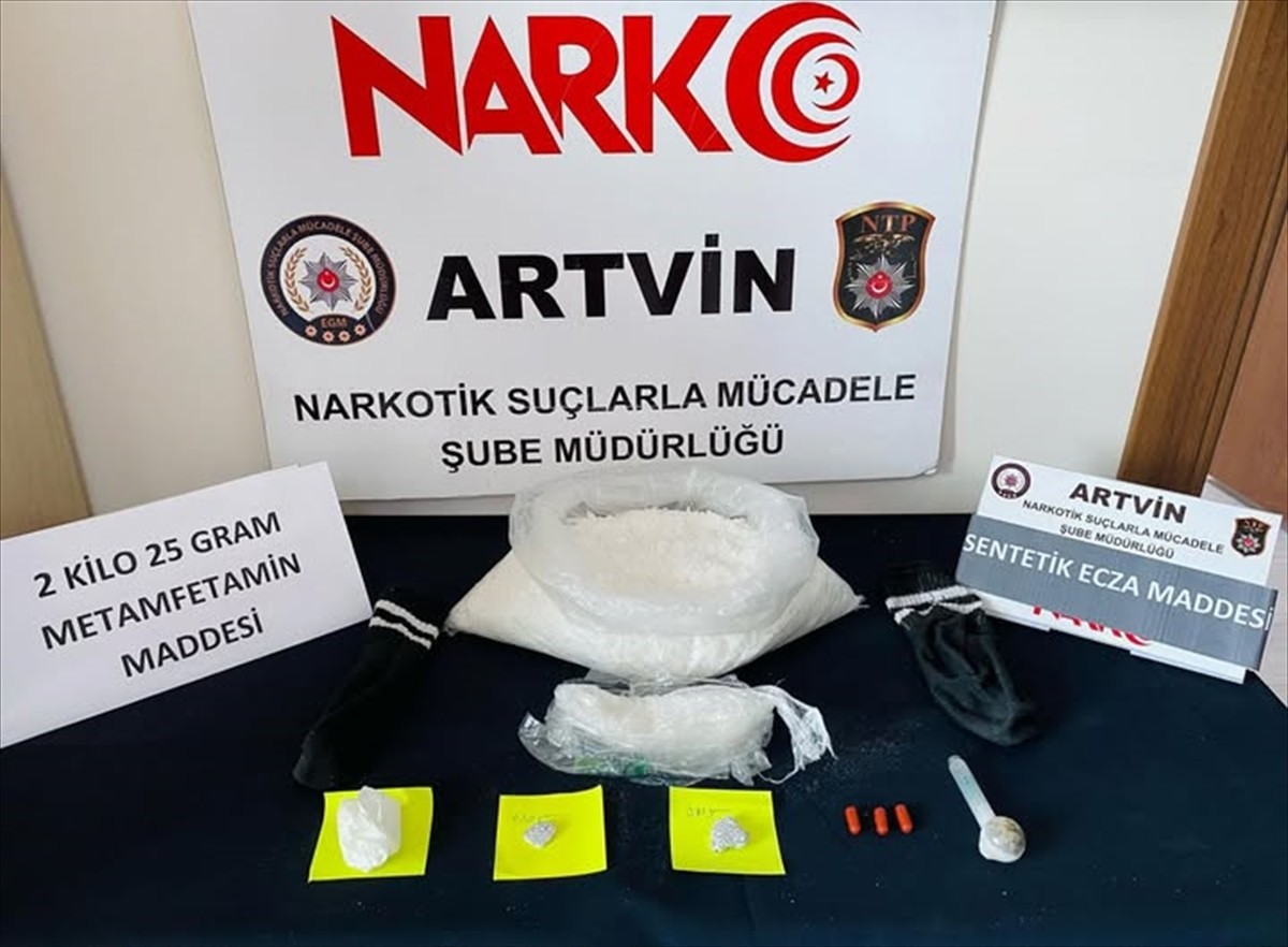 Artvin'de, 2 kilo 25 gram sentetik uyuşturucu, 3 uyuşturucu hap ve uyuşturucu kullanma aparatı ele...