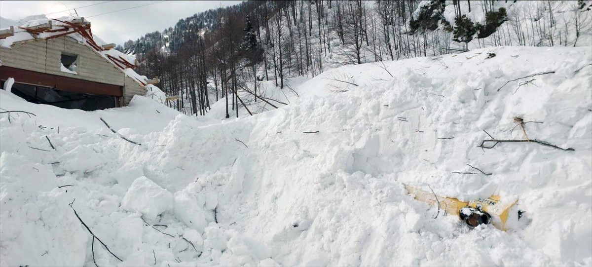 Artvin'in Borçka ilçesinde meydana gelen çığ hasara neden oldu. Yamaçtan kopan kar kütlesi...