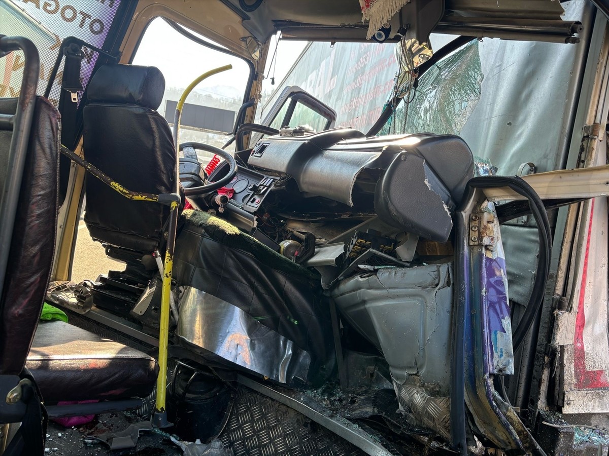 Artvin'in Hopa ilçesinde yolcu minibüsünün park halindeki tıra çarpması sonucu 2'si ağır 12 kişi...