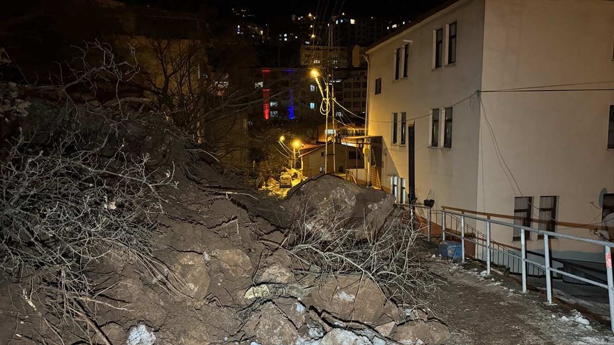 Artvin şehir merkezinde meydana gelen heyelan nedeniyle mahalle yolu ulaşıma kapandı.