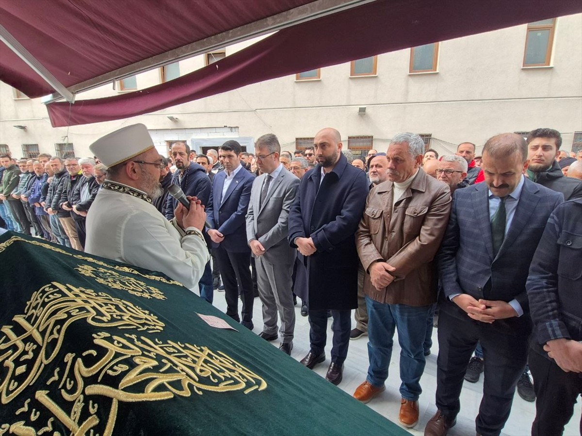 Avcılar'da eski eşi tarafından öldürülen Damla Bakiler ile annesi Nazan Demir son yolculuğuna...