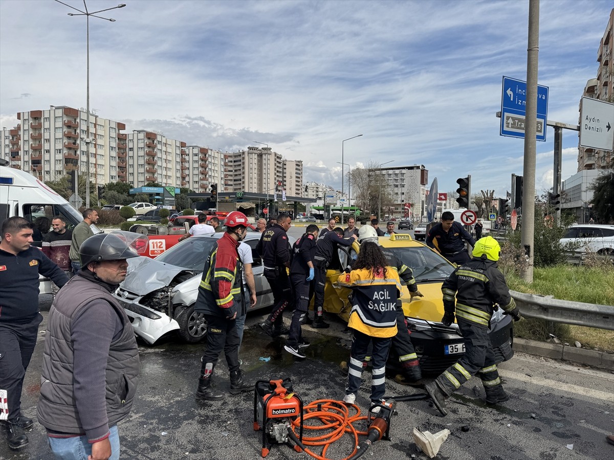 Aydın'da iki otomobilin çarpışması sonucu 2 kişi yaralandı. Araçlarda sıkışan sürücüler...