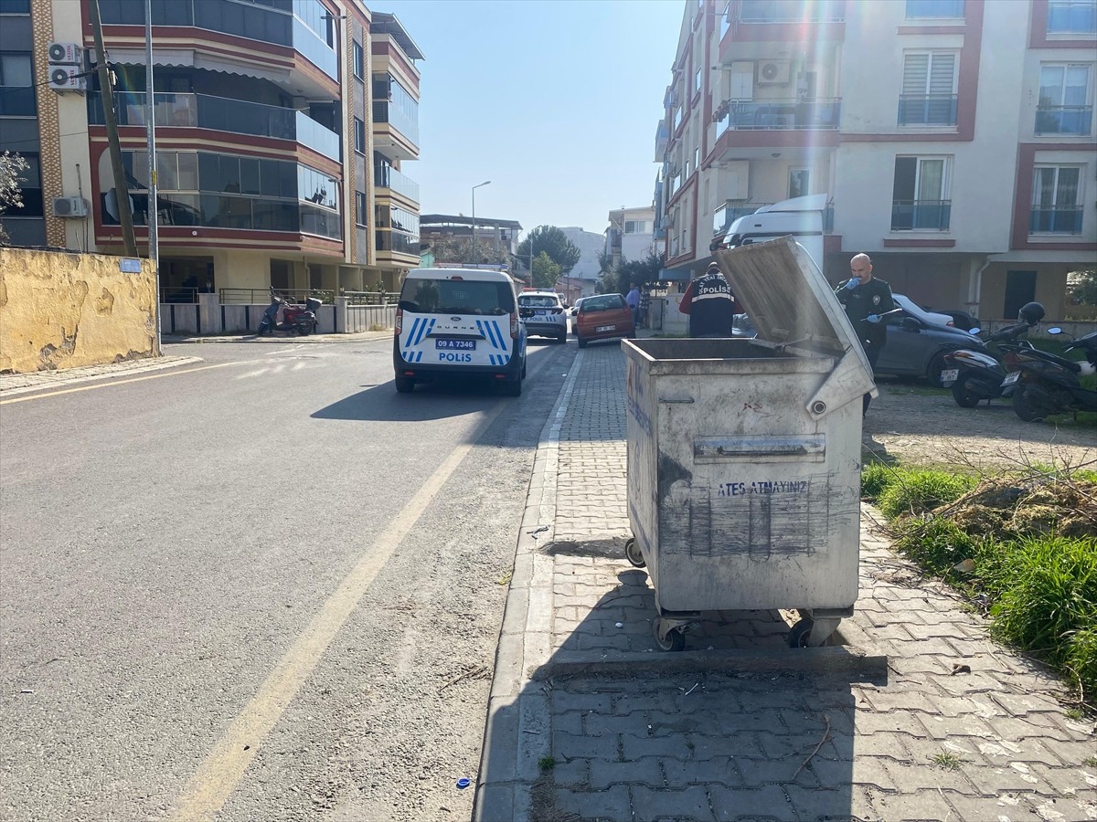 Aydın'ın Efeler ilçesinde komşular arasında çıkan bıçaklı kavgada, baba ile kızı yaralandı. İhbar...