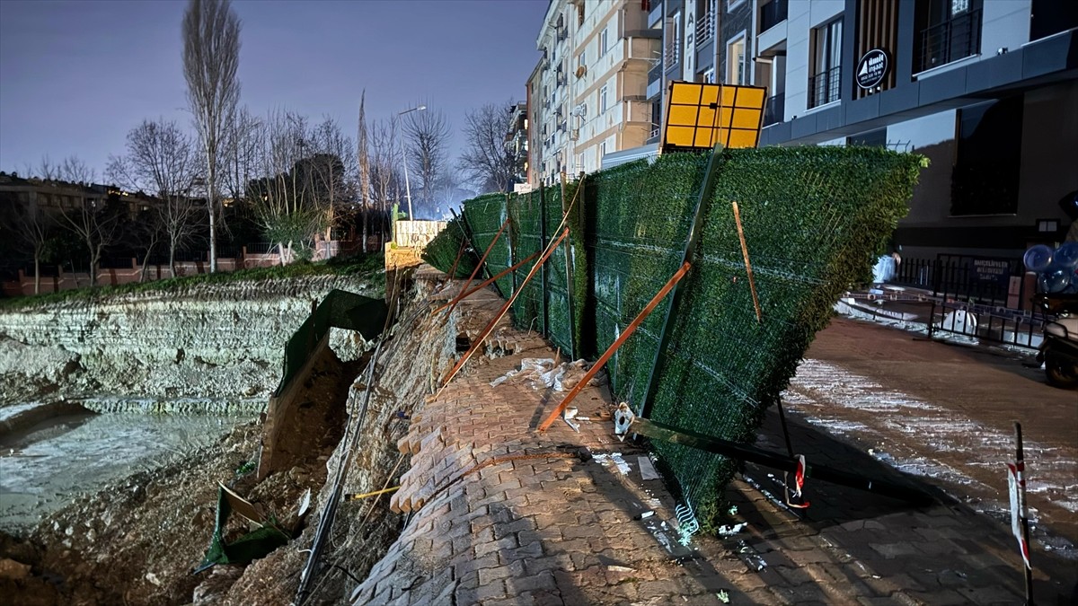 Bahçelievler'de inşaat çalışması sırasında yolda kısmi çökme oluşurken, sokak tedbir amacıyla...