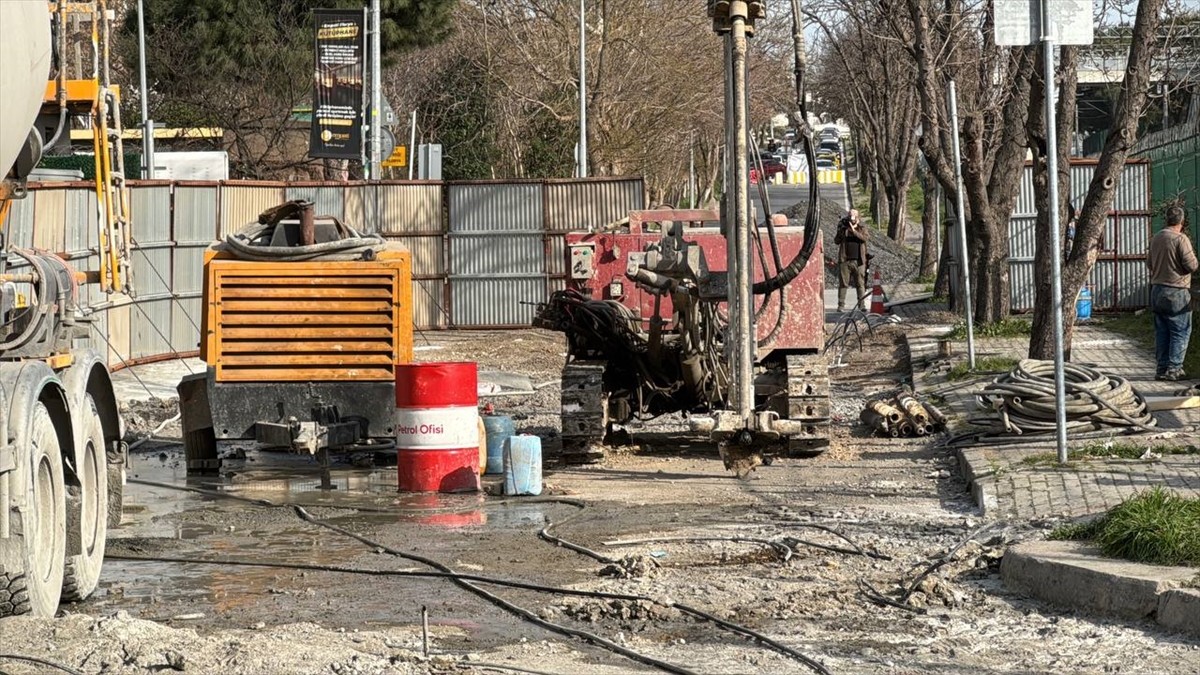 Bakırköy'de yol çökmesi nedeniyle yaşanan yoğun trafiğe vatandaşlar tepki gösterdi.