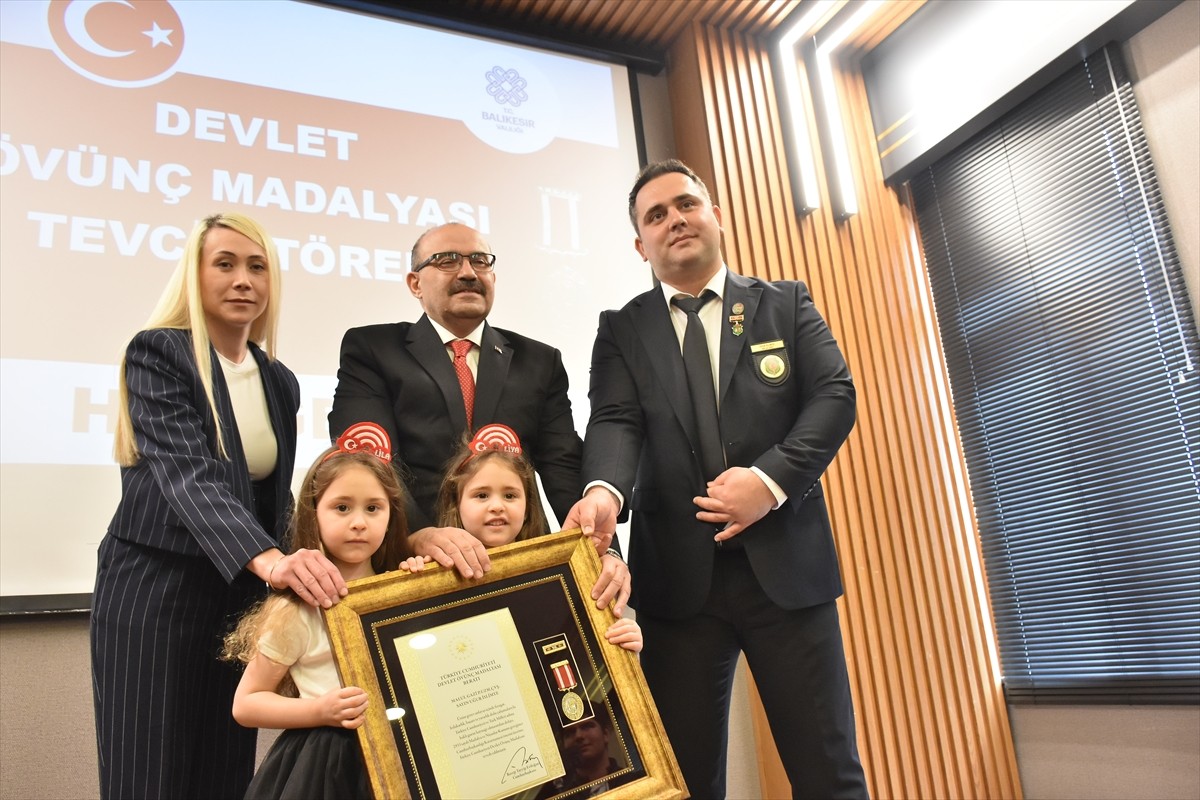 Balıkesir'de 4 şehit ailesi ile 4 gaziye devlet övünç madalyası ve beratı verildi. Valilik...