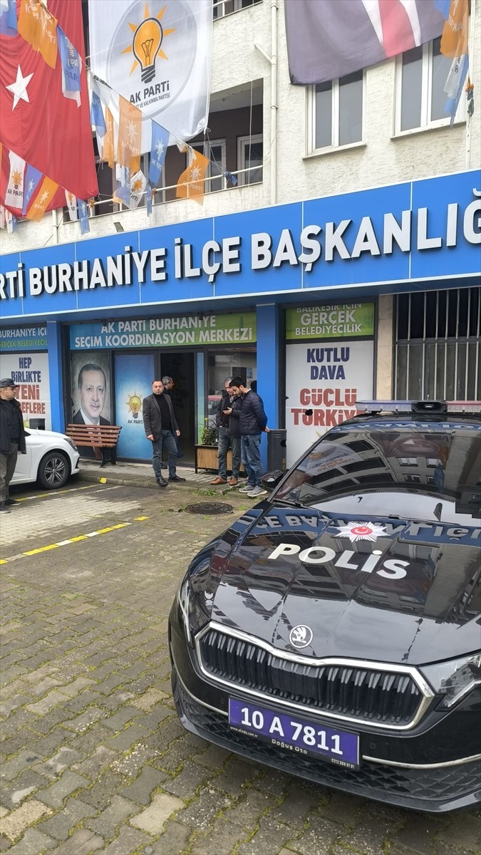 Balıkesir'in Burhaniye ilçesinde AK Parti binasına taşlı saldırı gerçekleştirildi.