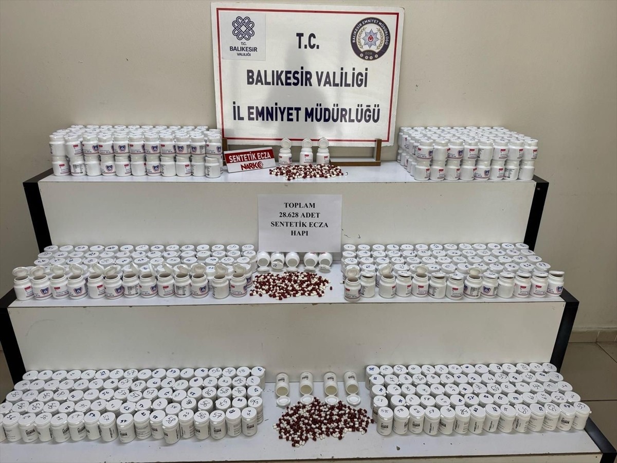 Balıkesir'in Edremit ilçesinde 28 bin 628 sentetik ecza hap ele geçirildi, gözaltına alınan 2...