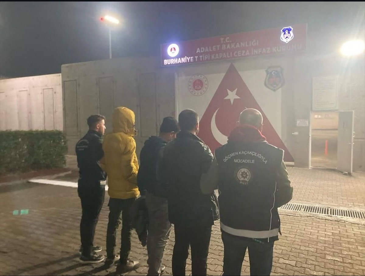 Balıkesir'in Edremit ilçesinde, Afganistan uyruklu 13 düzensiz göçmeni yasa dışı yollarla yurt...