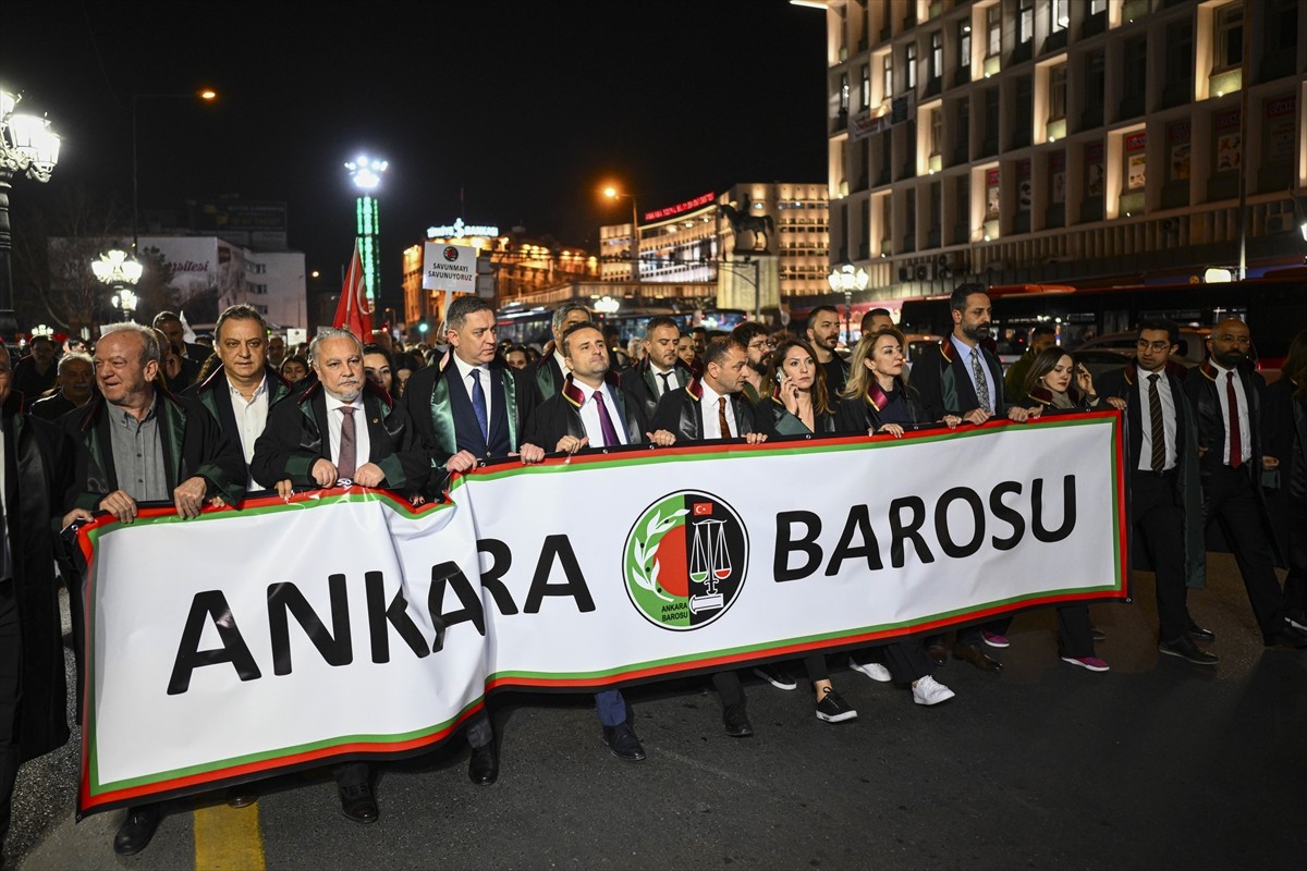 Başkentte, Ankara Barosunca, "Cumhuriyet ve Hukuk Yürüyüşü" düzenlendi. Ulus'taki Atatürk Heykeli...