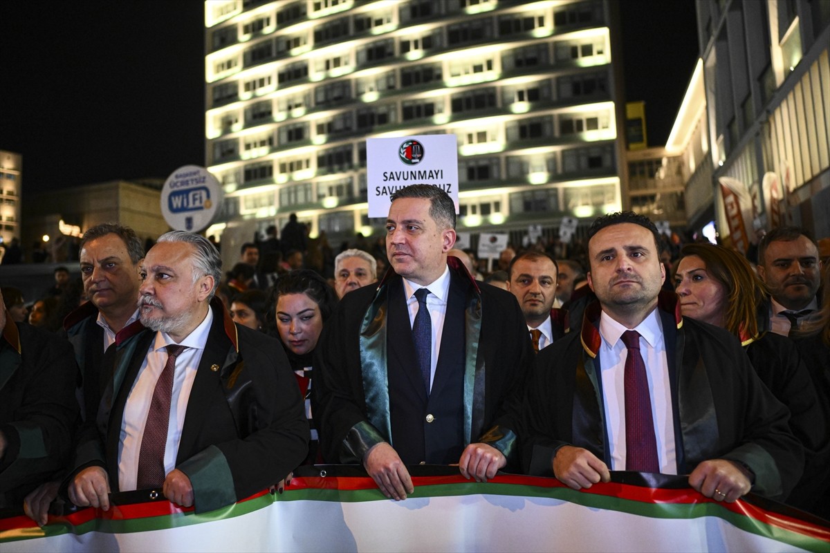 Başkentte, Ankara Barosunca, "Cumhuriyet ve Hukuk Yürüyüşü" düzenlendi. Ulus'taki Atatürk Heykeli...