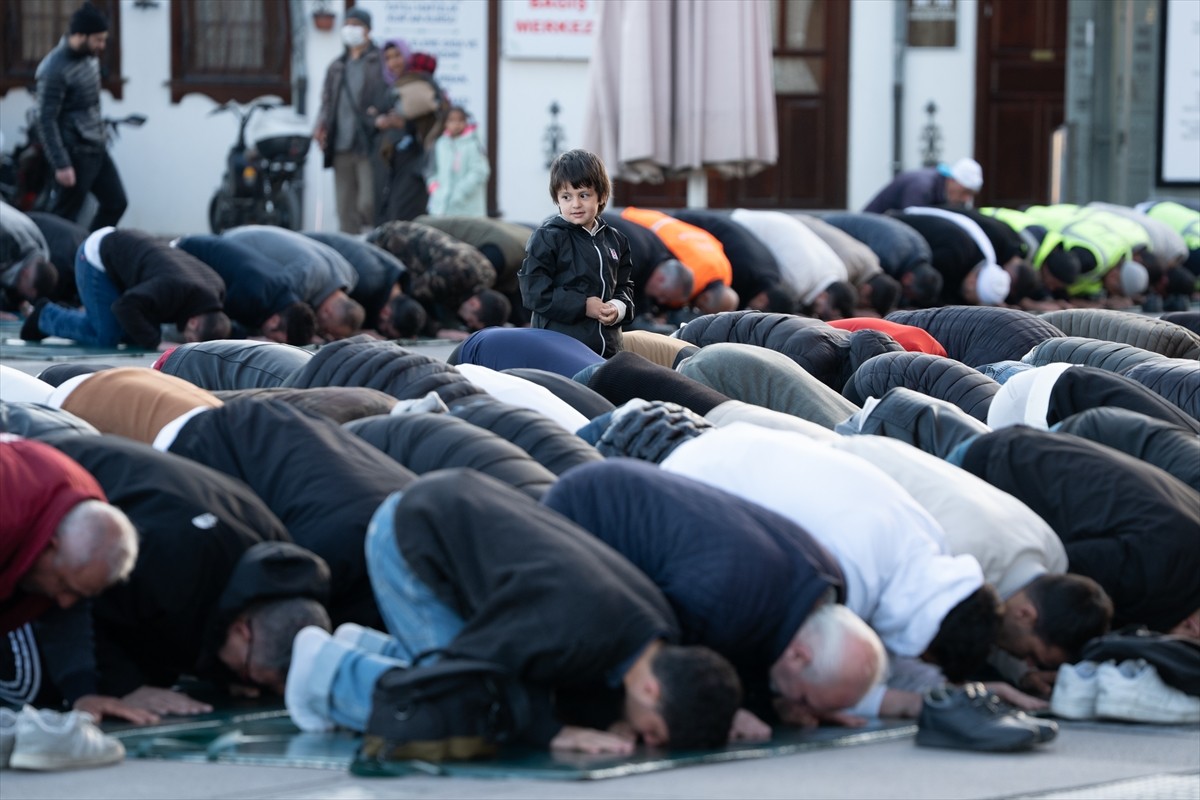 Başkentte bazı vatandaşlar, Ramazan Bayramı namazını Hacı Bayram Veli Camisi'nde kıldı.