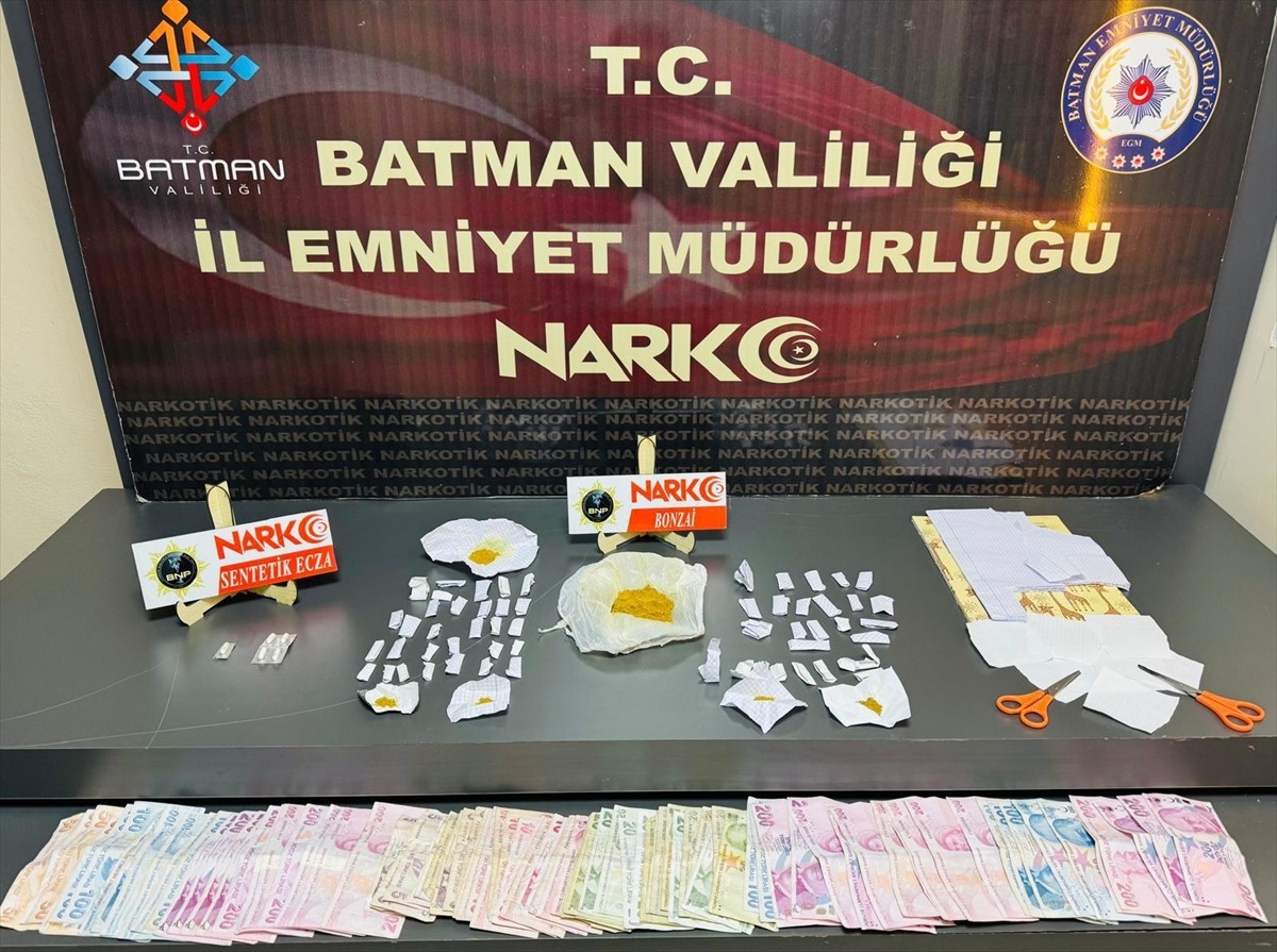 Batman'da düzenlenen uyuşturucu operasyonunda gözaltına alınan 3 zanlı tutuklandı. Operasyonda 58...
