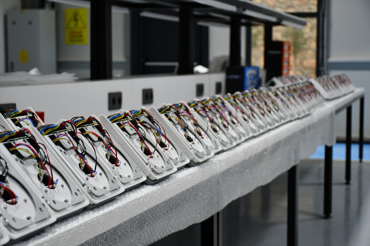 Batman'da Organize Sanayi Bölgesi'ndeki (OSB) fabrikada üretilen nöromonitör cihazı 3 ülkeye ihraç...