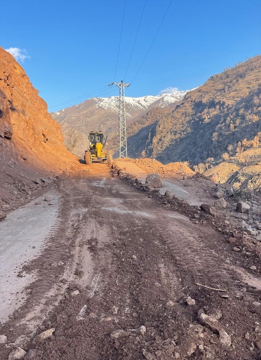 Batman'ın Sason ilçesinde, heyelan nedeniyle kapanan yolu İl Özel İdaresi ekiplerince açılan...