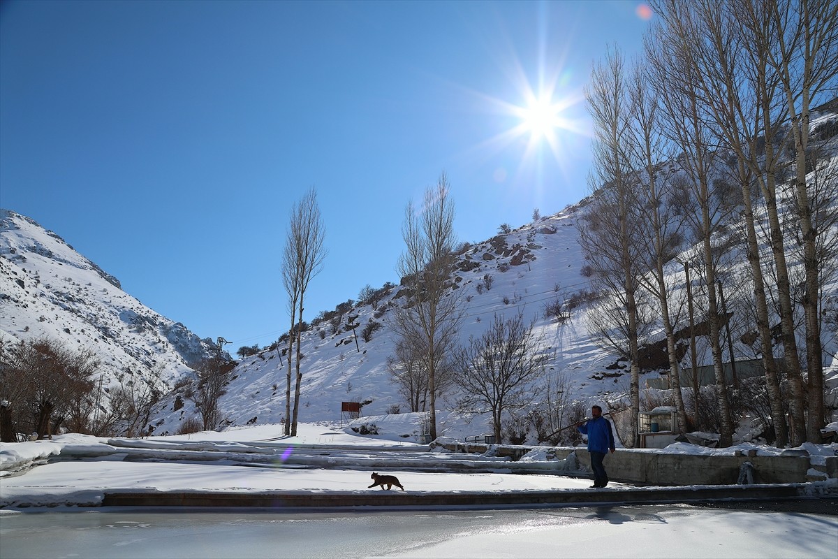 Bayburt'ta, hava sıcaklığının sıfırın altında 20 dereceye düştüğü 2 bin rakımlı dağ köylerinde...