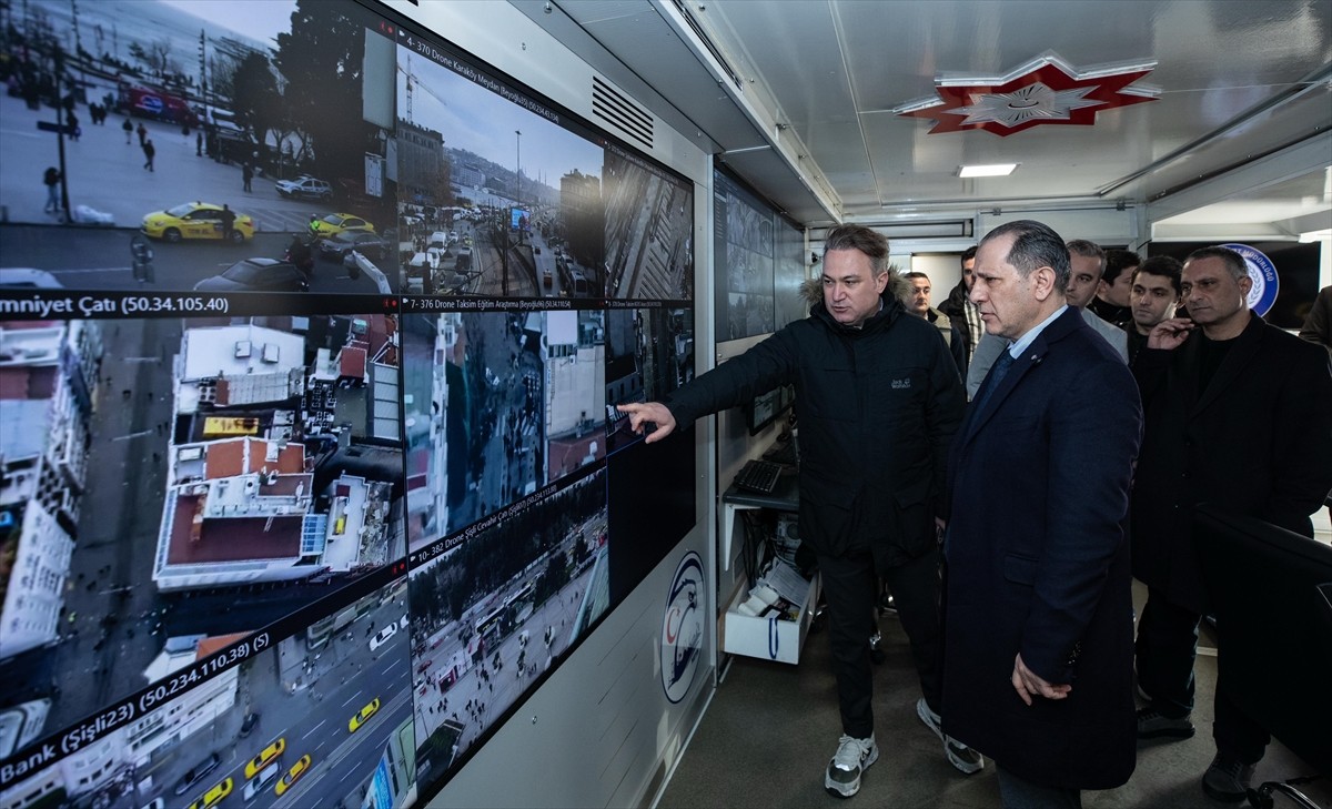 Beyoğlu'nda, 8 Mart Dünya Kadınlar Günü dolayısıyla İstiklal Caddesi'nde yürüyüş yapmak isteyen...