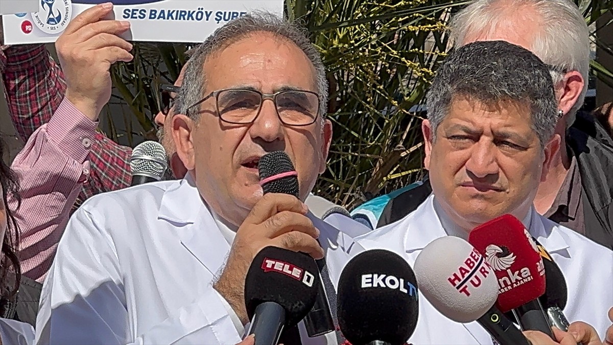 Beyoğlu'nda sağlık çalışanları, çalışma şartlarının iyileştirilmesi talebiyle eylem yaptı. Sağlık...