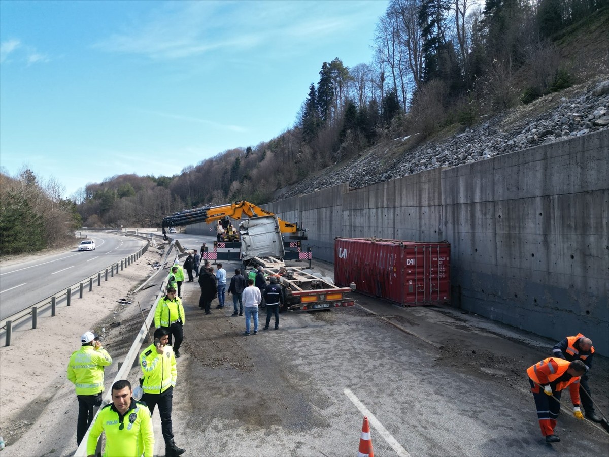 Bilecik'in Bozüyük ilçesinde devrilen tır, Bursa-Ankara kara yolunda ulaşımı aksattı. Bölgeye...