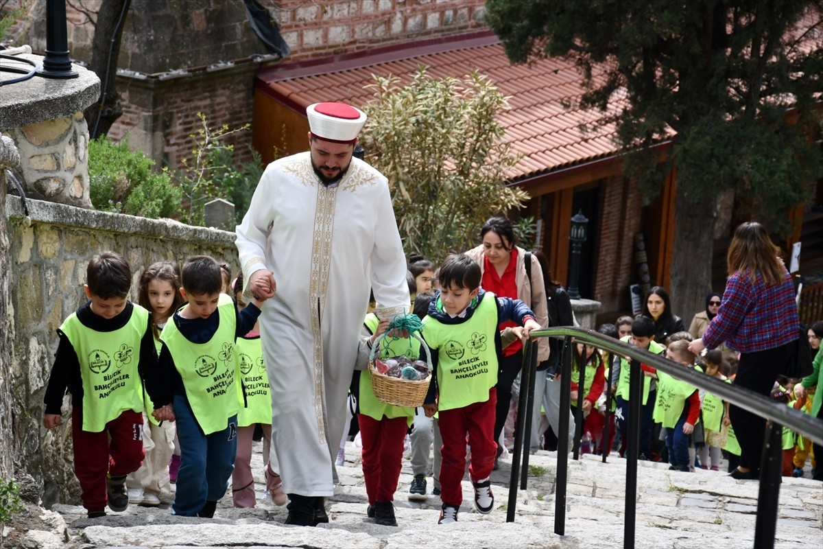  Bilecik'te, Osmanlı döneminden günümüze kadar gelen Ramazan Bayramı arifesinde "minareden şeker...