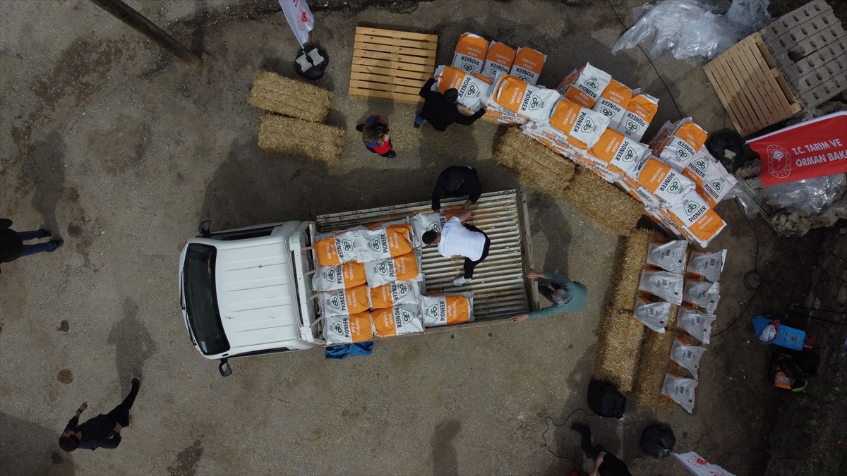 Bilecik merkeze bağlı Kurtköy'de hayata geçirilen "Birlikte Üretim Modeli Projesi" ile çiftçiler...