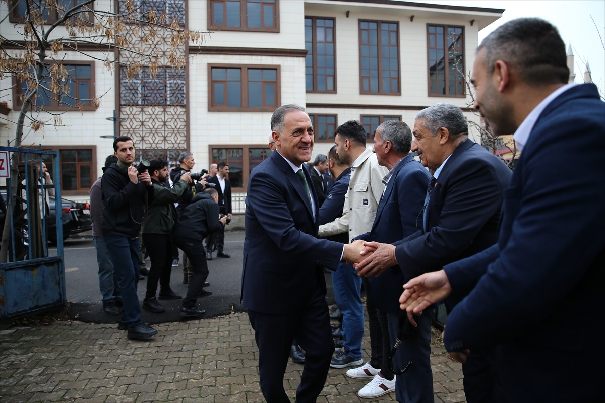 Bingöl'de Ramazan Bayramı dolayısıyla bayramlaşma programları düzenlendi. Vali Ahmet Hamdi Usta...