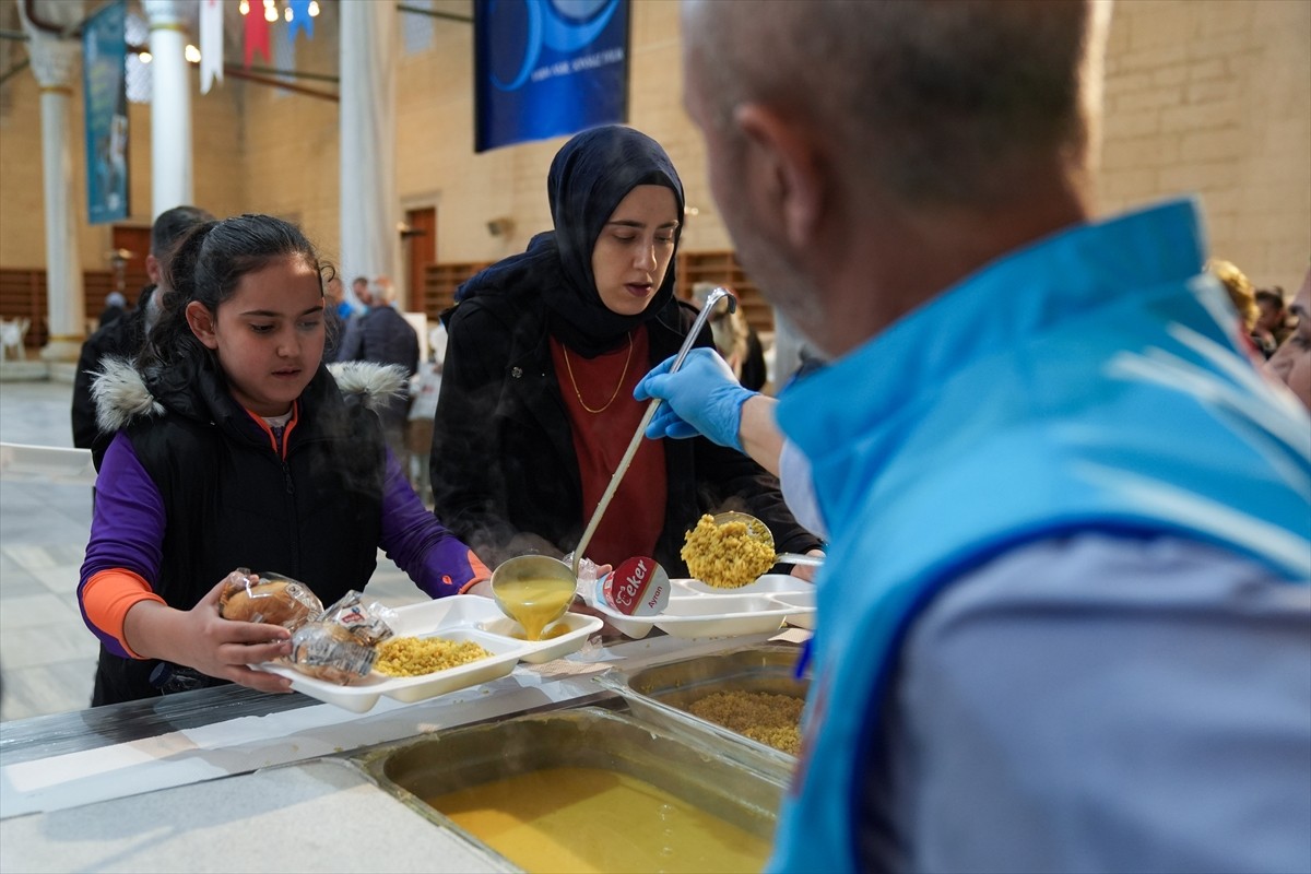 Birleşik Arap Emirlikleri'nin (BAE) Ankara Büyükelçiliği ve BAE Kızılayı tarafından  "Birleşik...