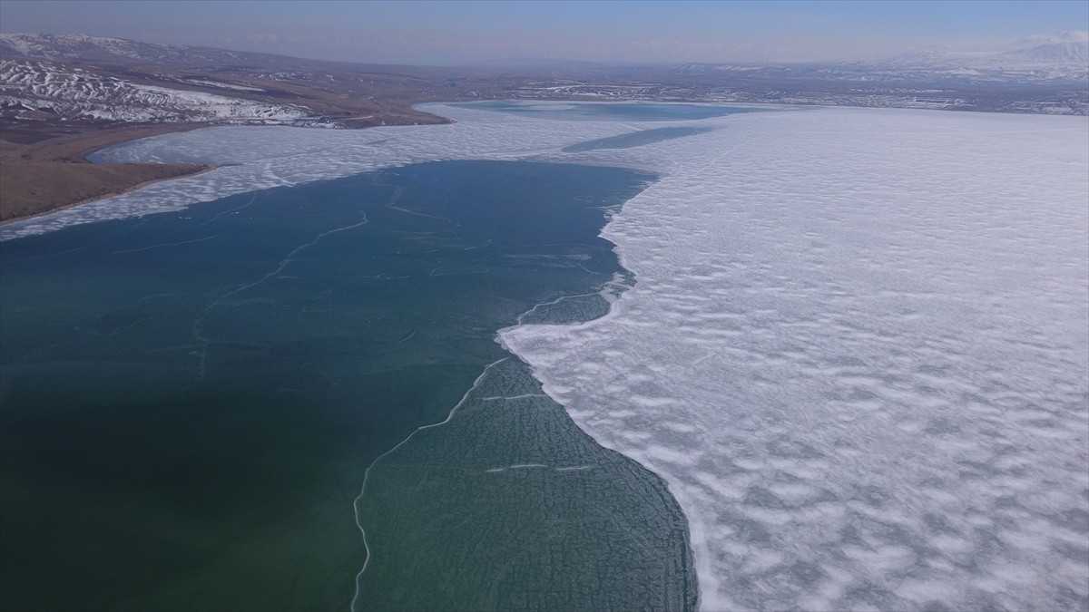 Bitlis'in Ahlat ilçesinde kışın yüzeyi donan Nazik Gölü'nde buzlar kısmen eridi.