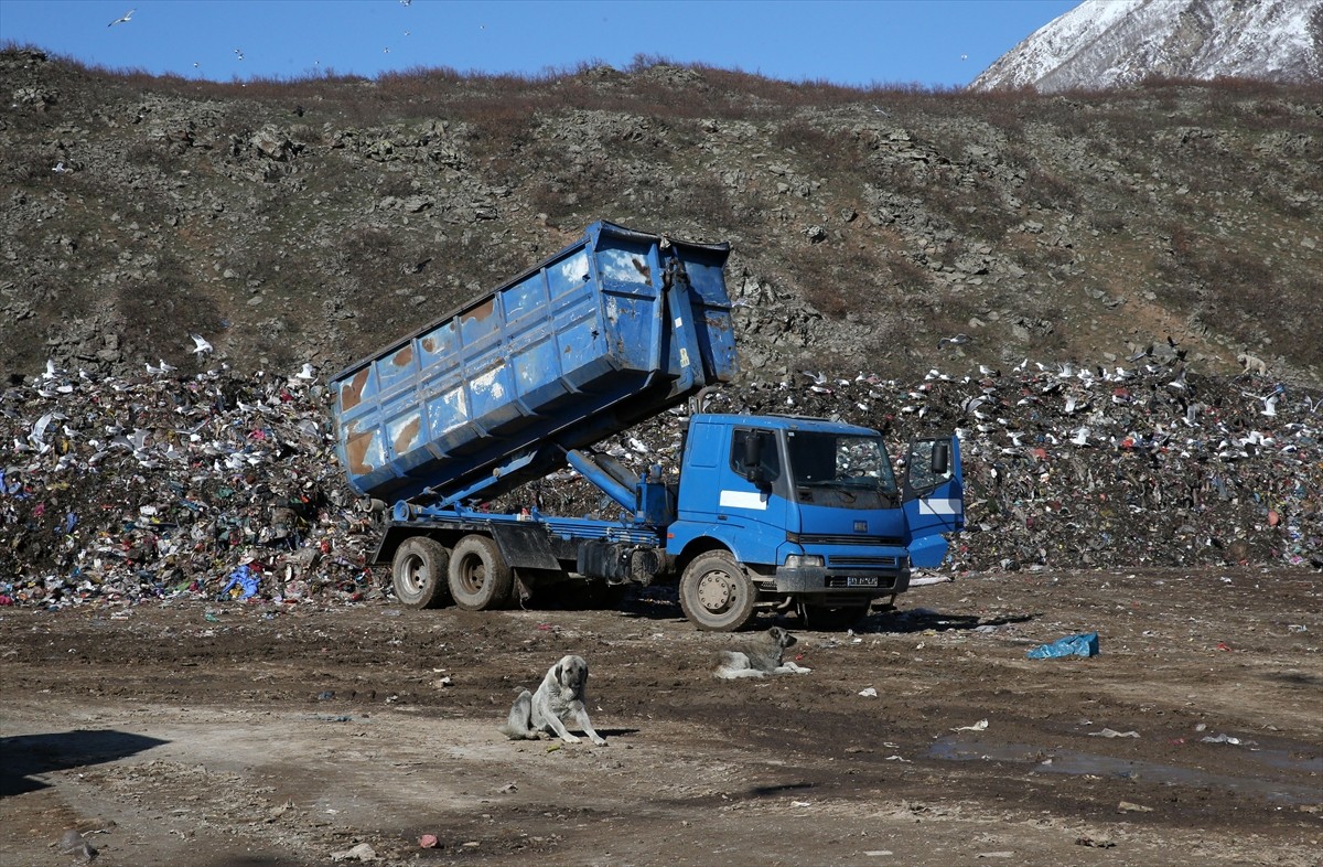 Bitlis'te 14 yıl önce kurulan Entegre Katı Atık Bertaraf Tesisi'nde işlenen çöpten üretilen...