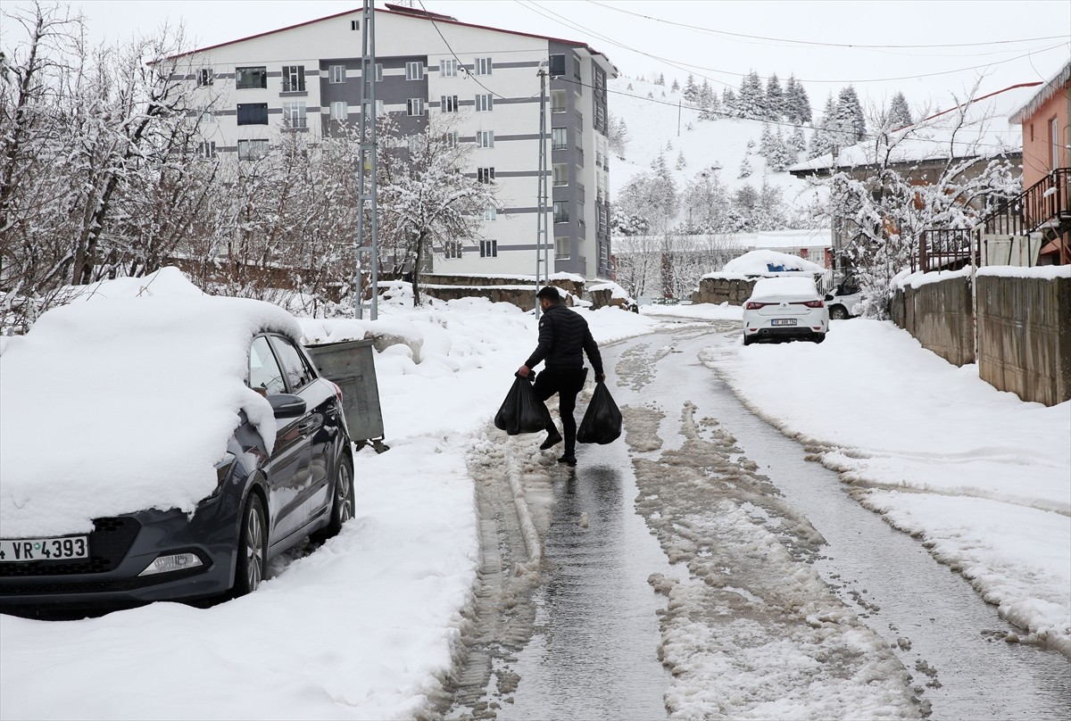 Bitlis'te dünden bu yana aralıklarla devam eden kar yağışı sonrasında etraf yeniden beyaza...