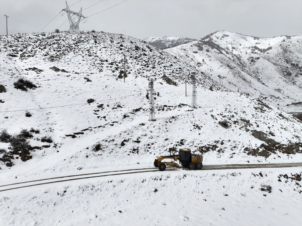 Bitlis'te kar nedeniyle ulaşıma kapanan 80 köy yolunun açılması için ekiplerce çalışmalar...