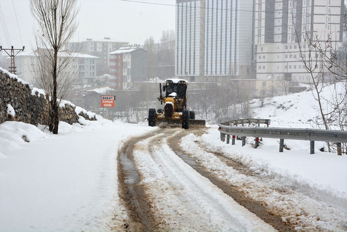 Bitlis'te kar nedeniyle ulaşıma kapanan 80 köy yolunun açılması için ekiplerce çalışmalar...